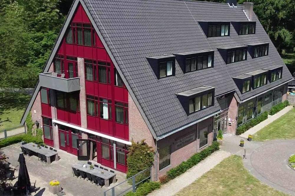 Peaceful Stay with Woodland Views, Perfect for Couples & Nature Walks in Eerbeek, Veluwe