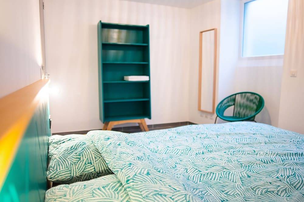 Entire apartment, Superb apartment (3pers) air-conditioned, quiet, ideal location in town center in Nîmes, Nimes region