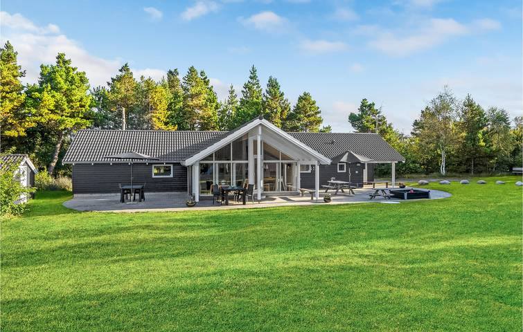 Glamping voor 12 personen, with terras and sauna as well as whirlpool in Waddeneilanden