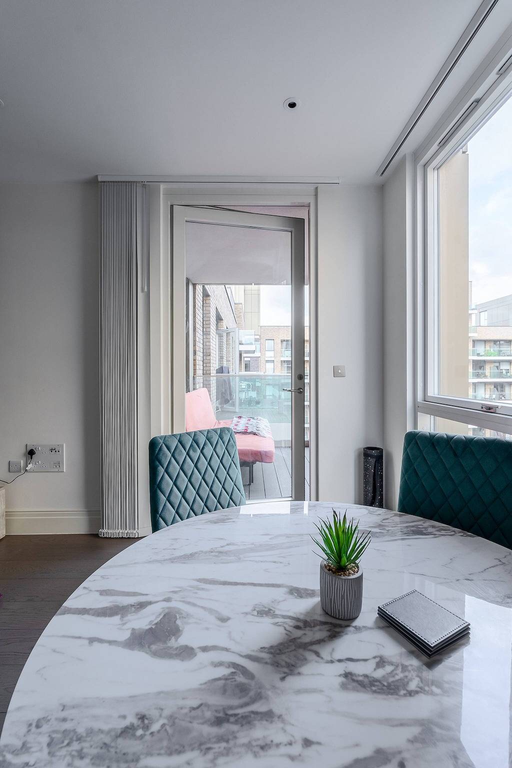 Entire apartment, Modern Cozy Kingston Flat, 5 Mins to Train Station in Kingston upon Thames, London