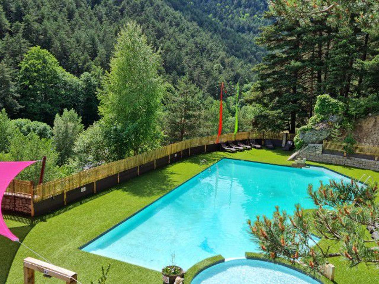 Mobilheim mit Bergblick, Pool, WiFi, TV in Meyrueis in Meyrueis, Cevennen