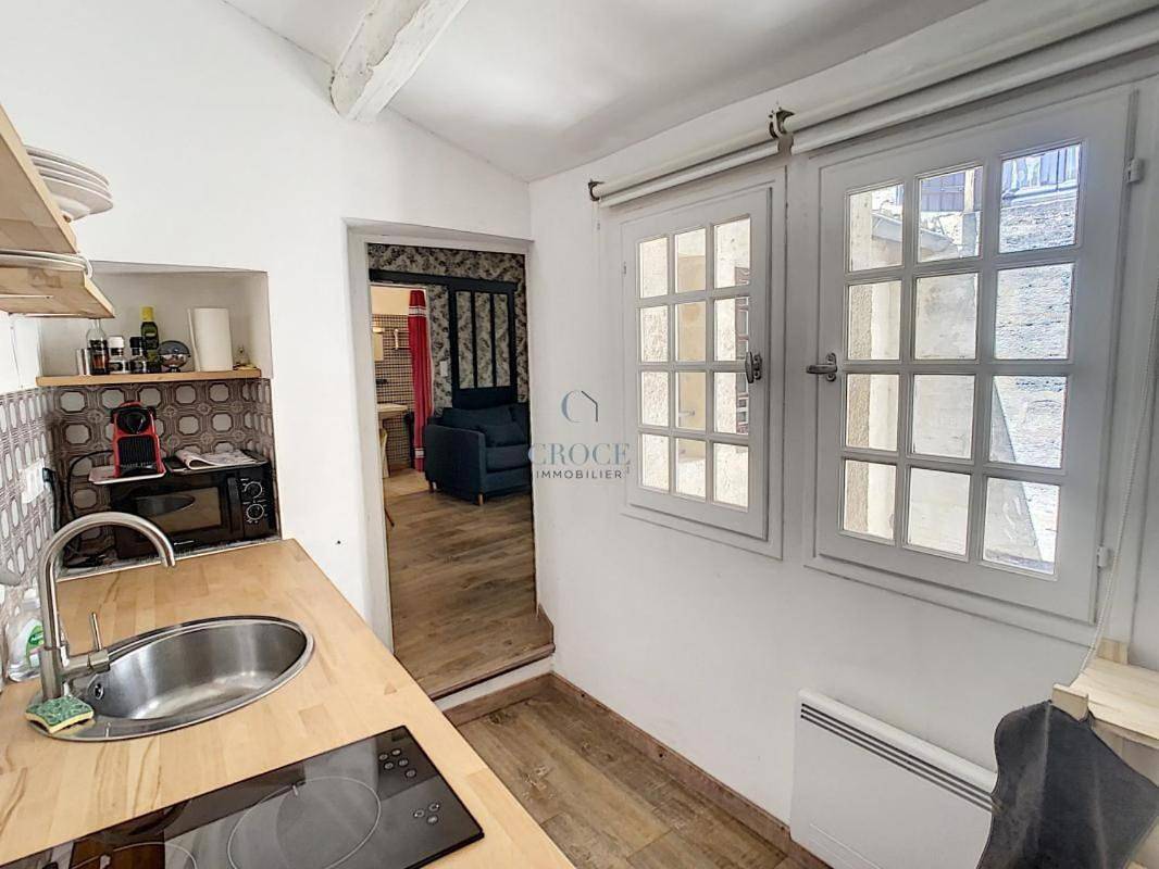 Double Room with Private Bathroom in Uzès, Région de Nîmes