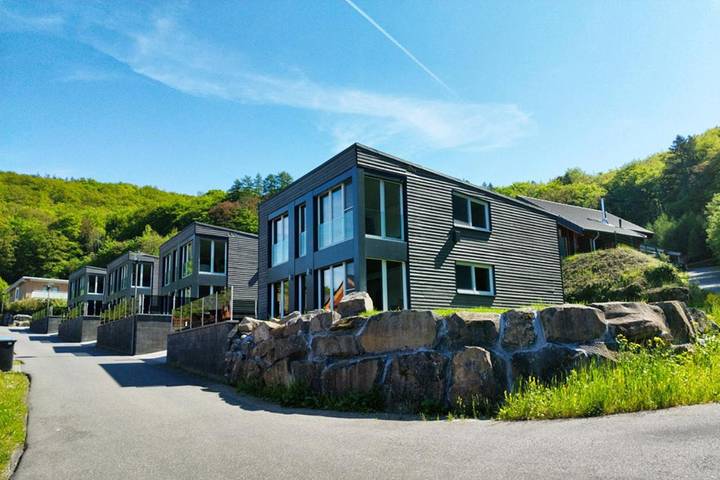 Ferienwohnung für 4 Personen, mit Terrasse und Garten sowie Seeblick und Ausblick in Rieden (Eifel)