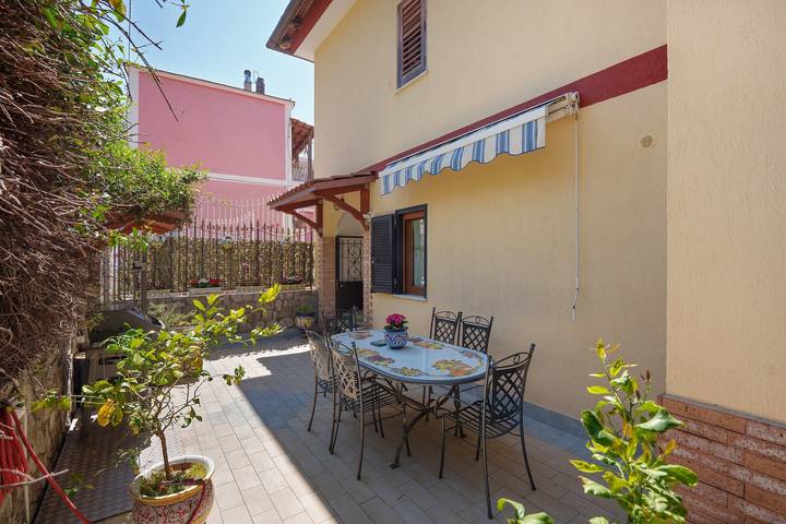 Appartamento intero, Appartamento 'Casa Mariateresa' con vista montagna, Wi-Fi e aria condizionata in Vico Equense, Sorrento Coast