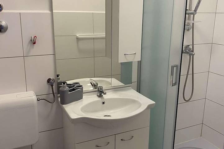 Ganze Wohnung, 1-Zimmer-Ferienwohnung mit Balkon und Meerblick Preko, Ugljan in Plaža Jaz, Poljana