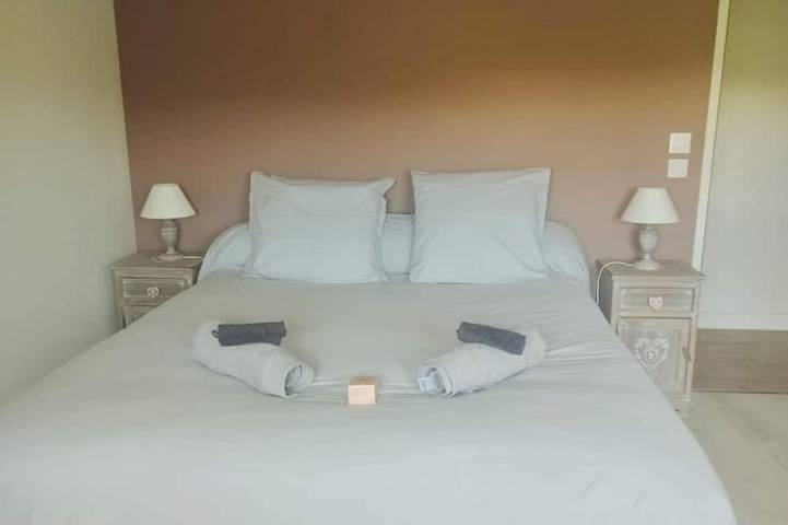 Location de vacances pour 10 personnes, avec sauna ainsi que jacuzzi et jardin, animaux acceptés à Varaignes - 2