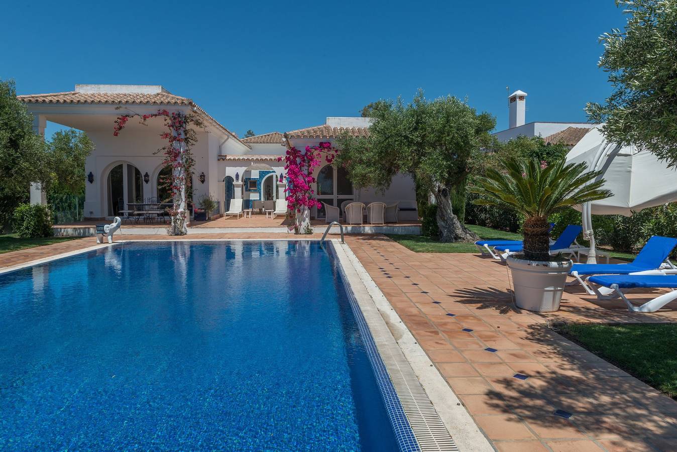 "Villa Orquidea" con piscina, Wi-Fi, jardín y terraza in Benalup-Casas Viejas, Costa de la Luz