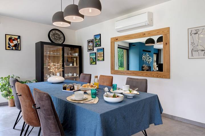 “Au Cerf Blanc Suite Parentale” Guest Room with Mountain View, Wi-Fi and Air Conditioning in Les Eyzies, Périgord Noir