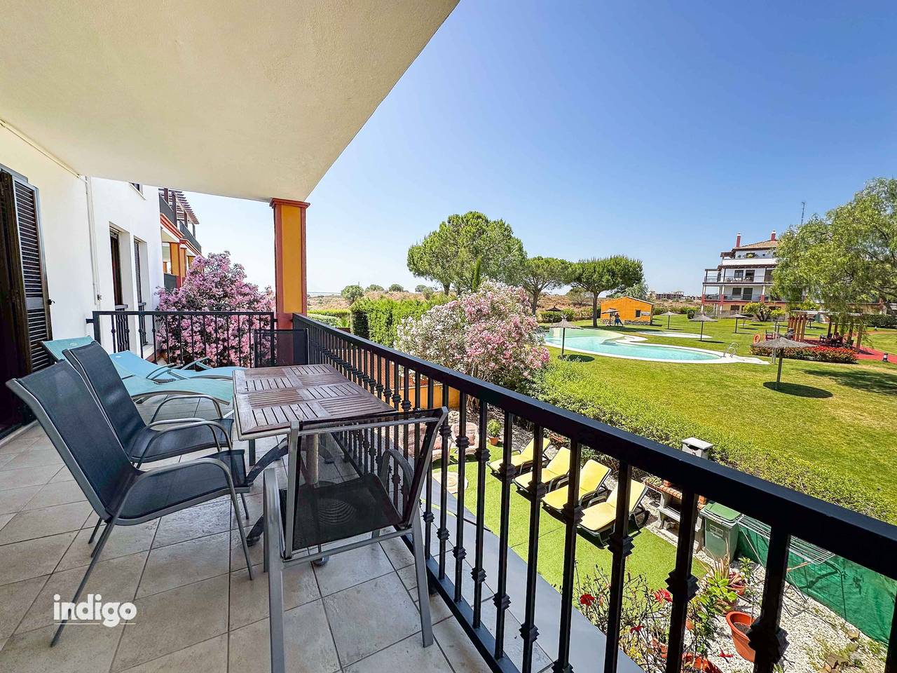 Apartamento inteiro, Apartamento de férias para 4 pessoas com varanda in Urbanizacion Costa Esuri, Ayamonte