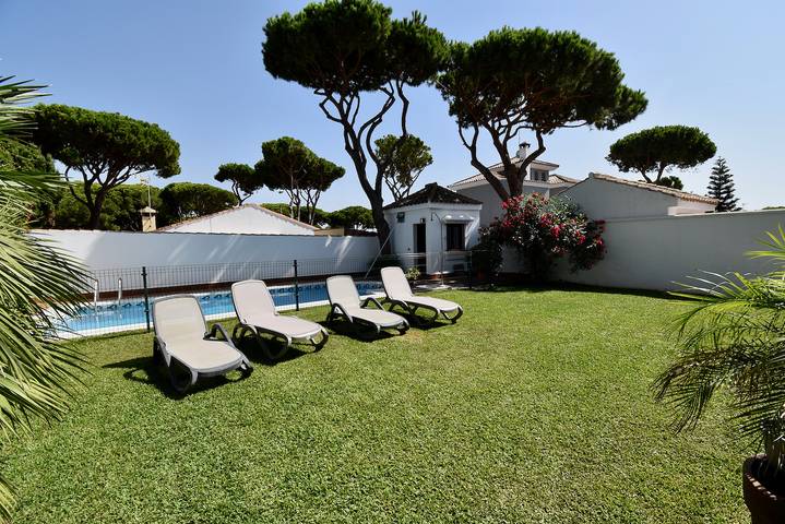 Chalet para 8 personas, con jardín además de terraza y piscina en Andalucía - 4
