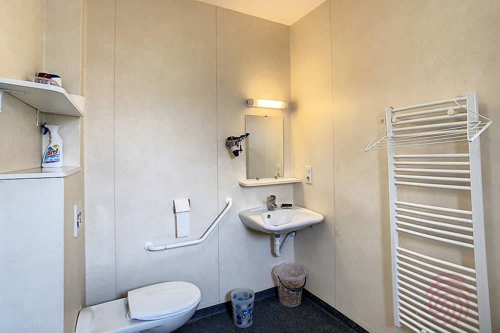 Appartement entier, Charmant F2 climatisé avec terrasse, proche Thermes, parking privé, animaux acceptés in Lamalou-les-Bains, Région de Béziers