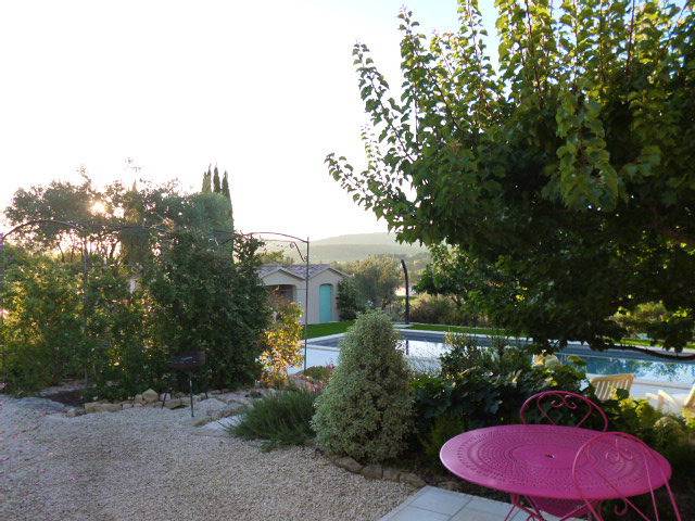 Gîte pour 4 personnes, avec terrasse ainsi que piscine et jardin
