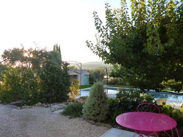 Gîte pour 4 personnes, avec jardin ainsi que piscine et terrasse à Pernes-les-Fontaines