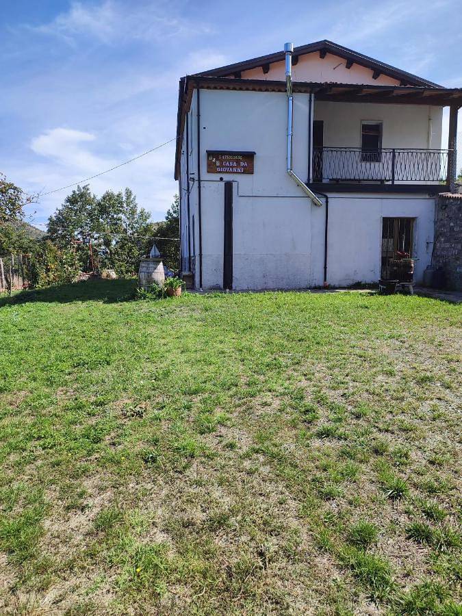 Rustico per 2 persone, con giardino e panorama, con animali domestici in Basilicata