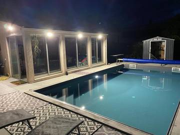 Cottage pour 2 personnes, avec jardin et terrasse ainsi que vue et piscine dans Yves