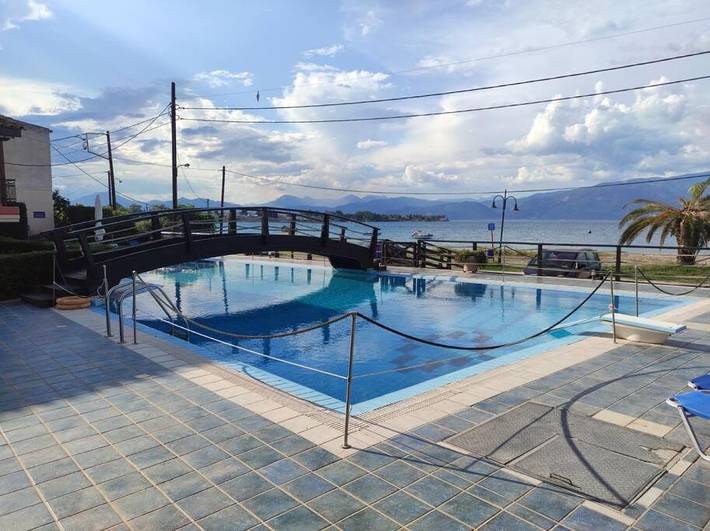 Gîte pour 6 personnes, avec Balcon et Terrasse ainsi que Jardin et Piscine dans Selianitika