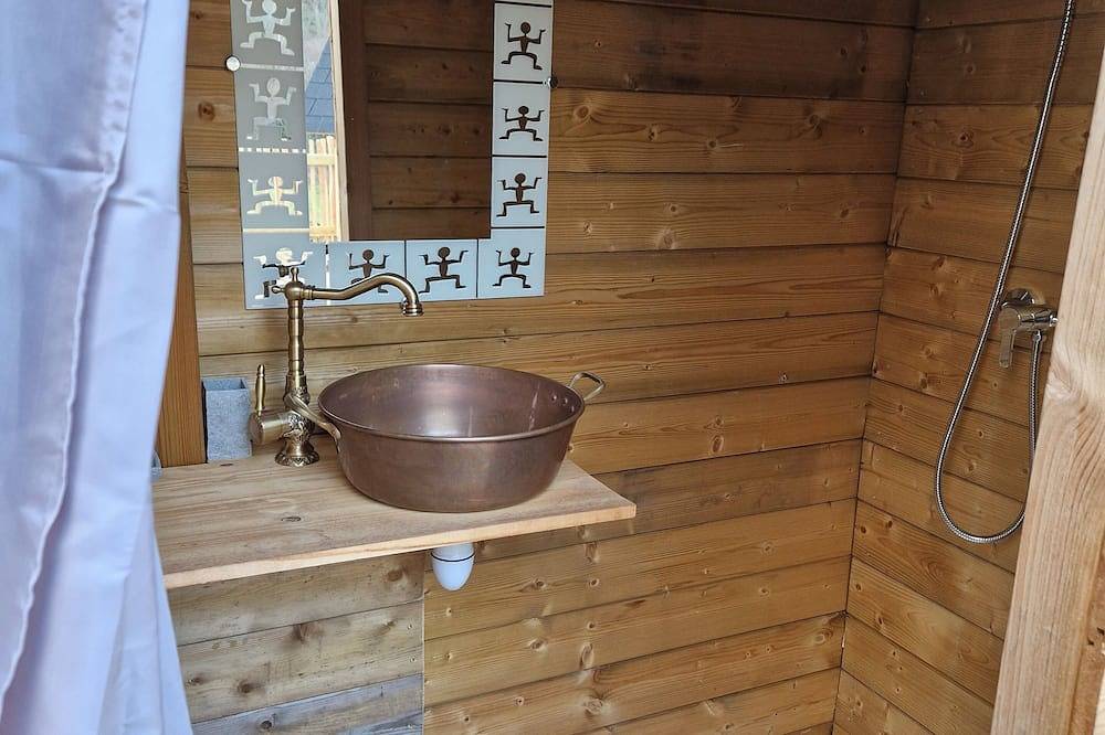 Les Cabanes Feeriques Du Cheix in Saint-Diéry, Parc naturel régional des Volcans d'Auvergne