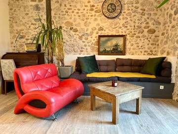 Gîte pour 2 personnes, avec piscine et bassin pour enfant ainsi que vue et jardin à Pont-de-Labeaume