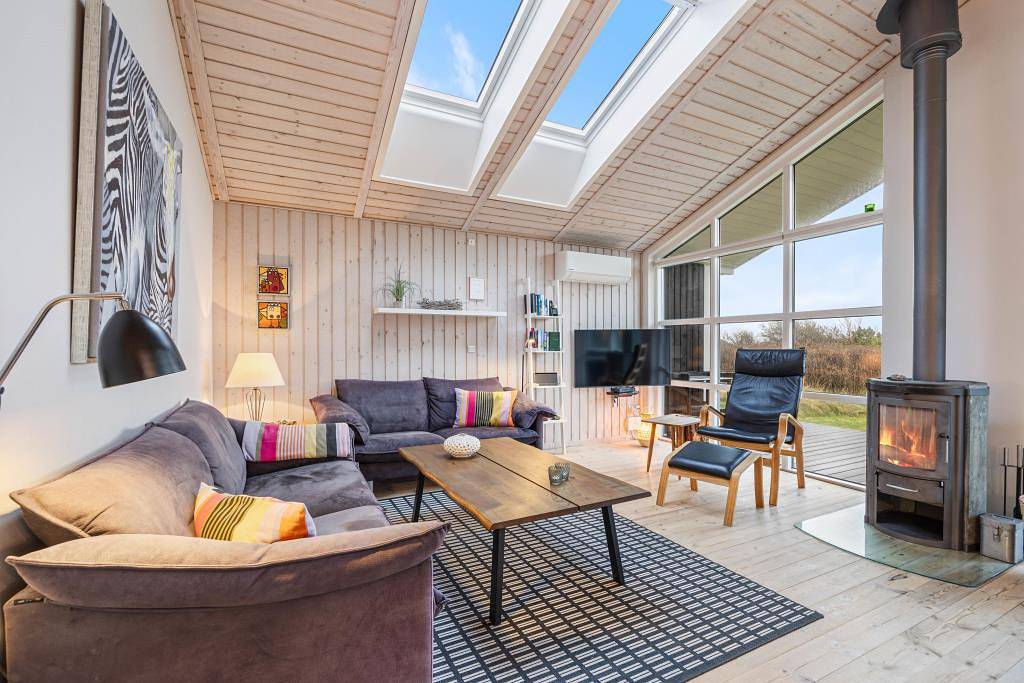 Velholdt sommerhus i Nr. Lyngvig med udespa og brændeovn in Nørre Lyngvig, Hvide Sande