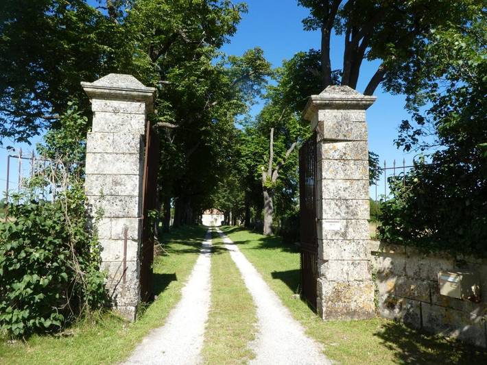 Location de vacances pour 2 personnes, avec vue ainsi que jardin et piscine à Pons - 2