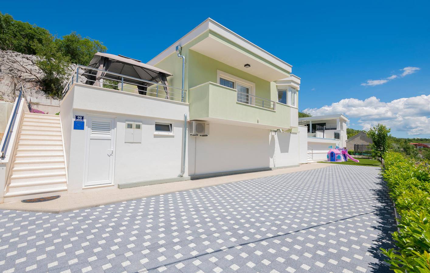 Geräumige 2-Zimmer-Wohnung mit Pool und Terrasse in bester Lage in Makarska Riviera