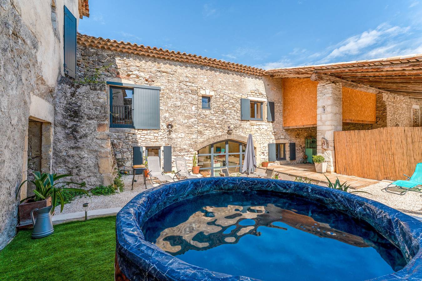 La grangerie, grange en pierres et spa au calme in Moulézan, Région de Nîmes