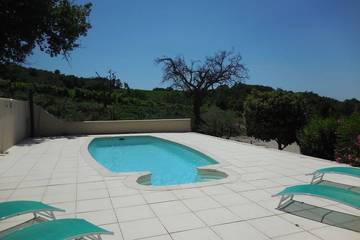 Gîte pour 4 personnes, avec piscine et terrasse à Visan