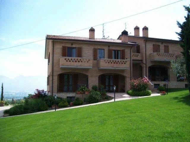 Agriturismo per 4 persone, con Balcone e Terrazza nonché Giardino e Panorama a Montefalco