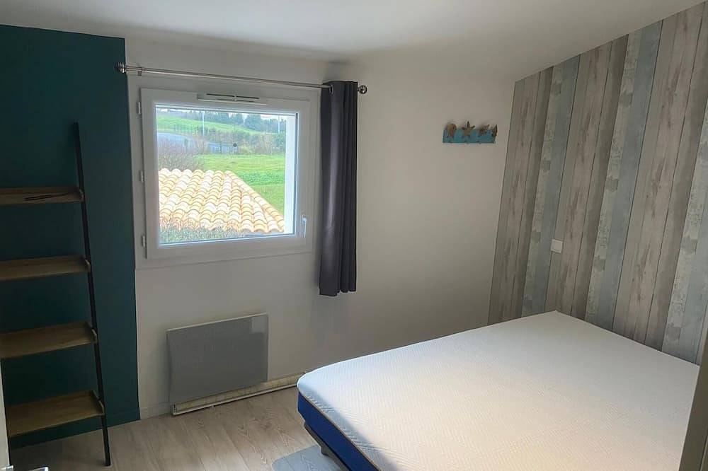 Quiet house with garden 2km from the beach and close to shops in Angoulins, La Rochelle region