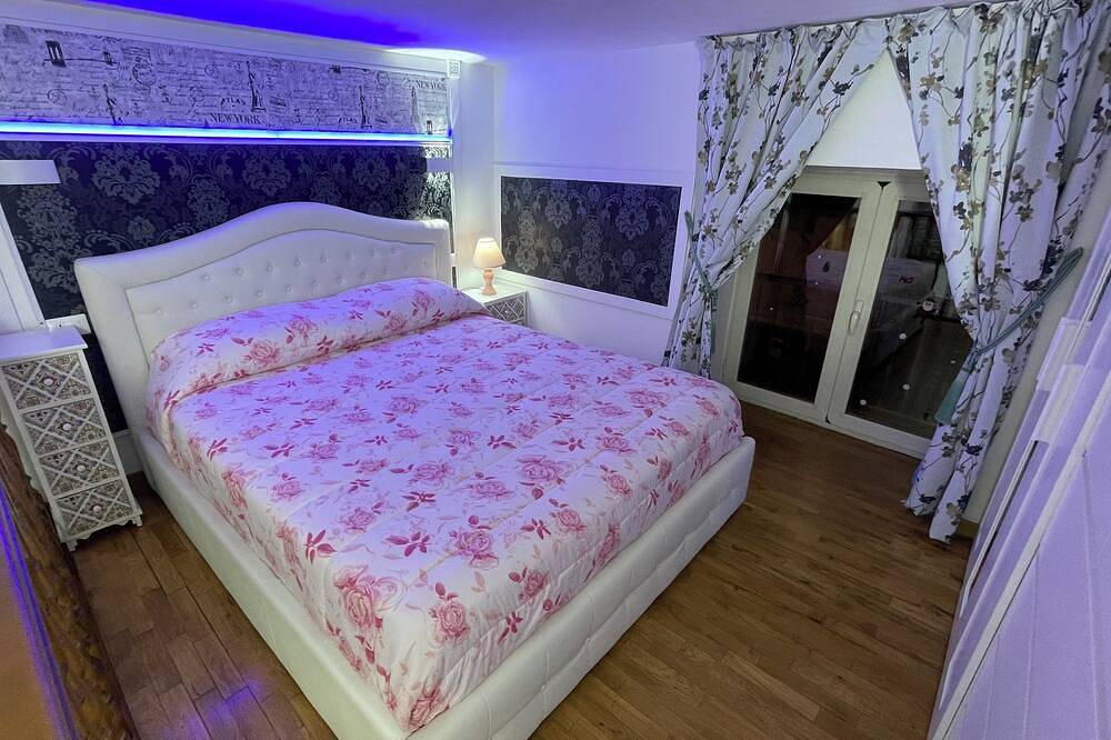 Entire apartment, Entire vacation home for 4 people in the waterfront area of Pozzuoli. in Pozzuoli, Naples Province