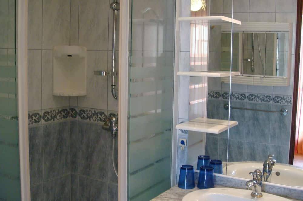 Apartamento entero, Apartamento con terraza, a la entrada de la ciudad medieval. Estacionamiento privado para 2 personas. in Carcasona, Región de Carcassonne