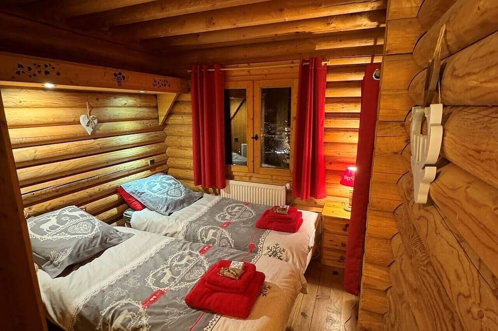 Cosy traditional self-catered 7 bedroom log cabin chalet in Courchevel La Tania. in La Tania, La Perrière