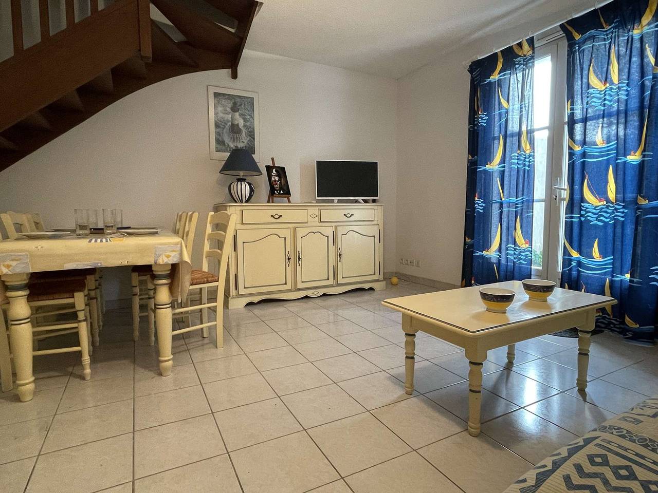 Entire apartment, 3-room apartment, sleeps 4 in Saint-Martin-de-Ré with private parking in Saint-Martin-de-Ré, Ile de Re