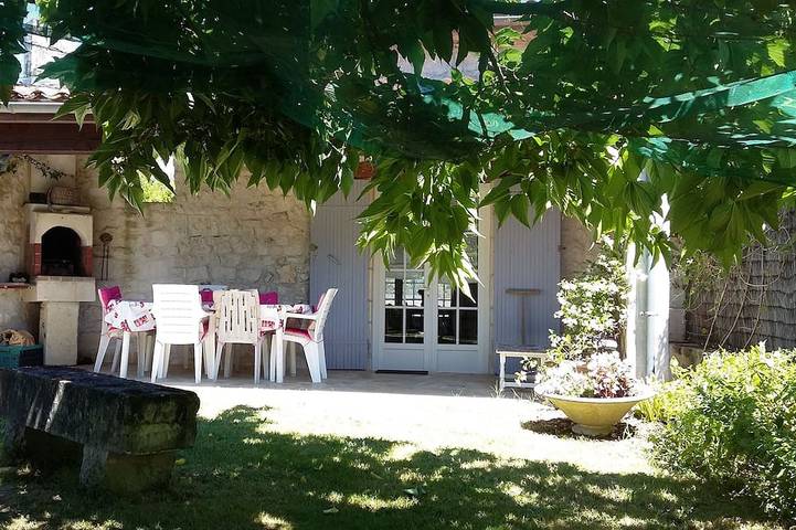 Gîte pour 5 personnes, avec terrasse ainsi que jardin et jacuzzi à Thénac (Charente-Maritime)