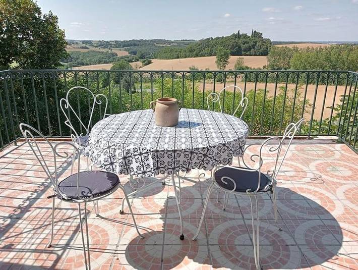 Location de vacances pour 4 personnes, avec Balcon ainsi que Terrasse et Vue à Cuq