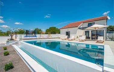 Ferienhaus für 6 Personen, mit Terrasse und Pool in Zadar