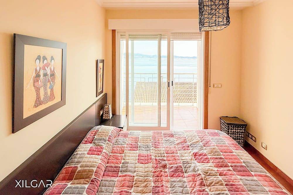 Entire apartment, Xilgar Apt Raxo Beach, with views one minute from the beach in Poio, Rías Baixas
