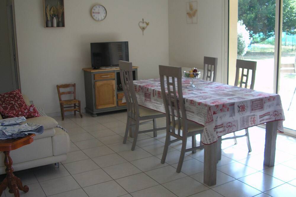 Single-storey residential house overlooking shady park. in Lalinde, Périgord Pourpre