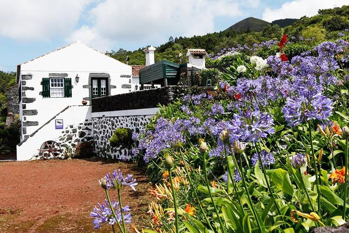Location de vacances pour 2 personnes, avec Terrasse ainsi que Jardin et Vue dans Capelo