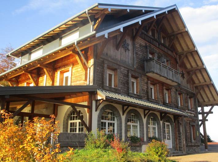 Chalet pour 40 personnes, avec Balcon et Terrasse ainsi que Jardin et Piscine