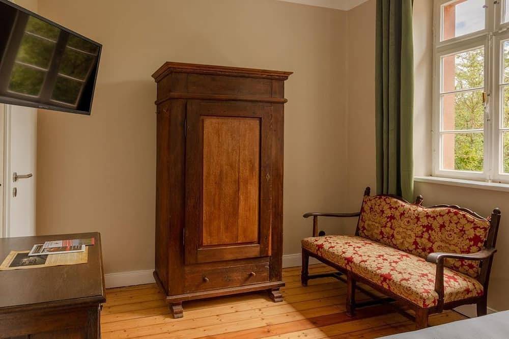 Doppelzimmer mit Doppelbett - Museumsbahnhof Ahütte, Pension in Üxheim, Vulkaneifel