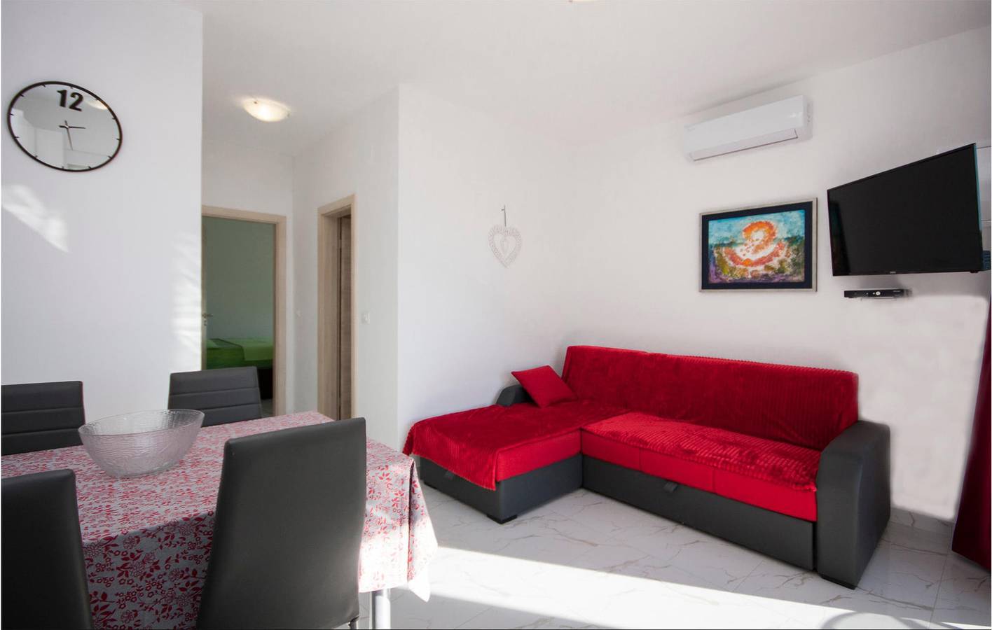 Apartamento vacacional entero, Apartamento con vistas al mar, terraza, cocina y Wi-Fi, a 1 km de la playa. in Razanj, Condado de Šibenik-Knin