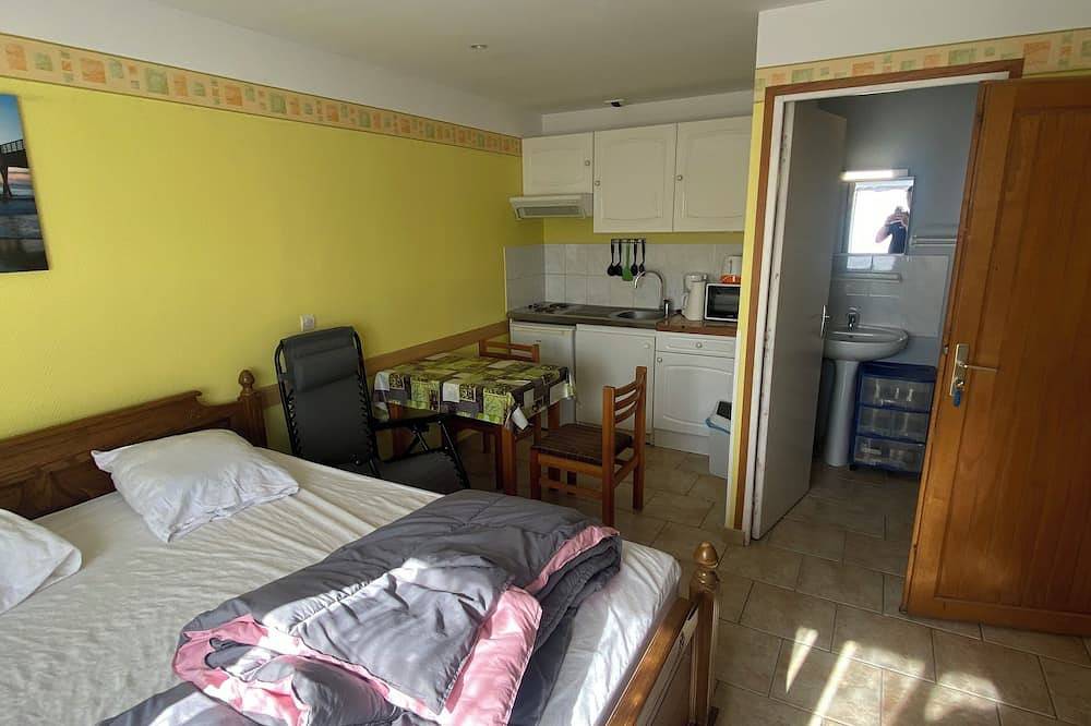 Apartamento entero, First floor studio 2.5kms from Saint Amand les Eaux town center in Saint-Amand-les-Eaux, Región de Valenciennes