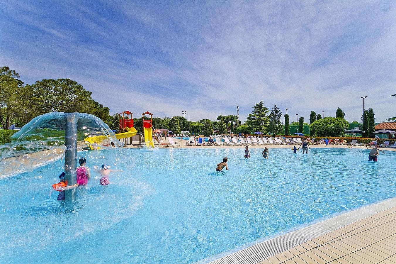 Mobilehome im Grünen im Caravanpark Del Garda Village in Peschiera-ehem. Tui in Peschiera del Garda, Gardasee-Berge