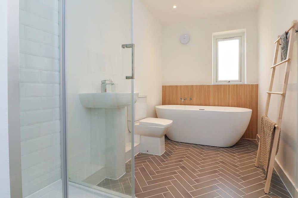 Valise, pet friendly, with hot tub in Bideford in Bideford, Devon