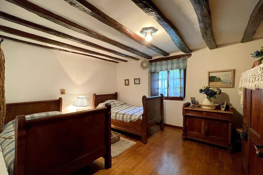 Casa Rural Garata: Casa tradicional con vistas a la montaña, terraza privada y Wi-Fi in Aranaz, Pirineos