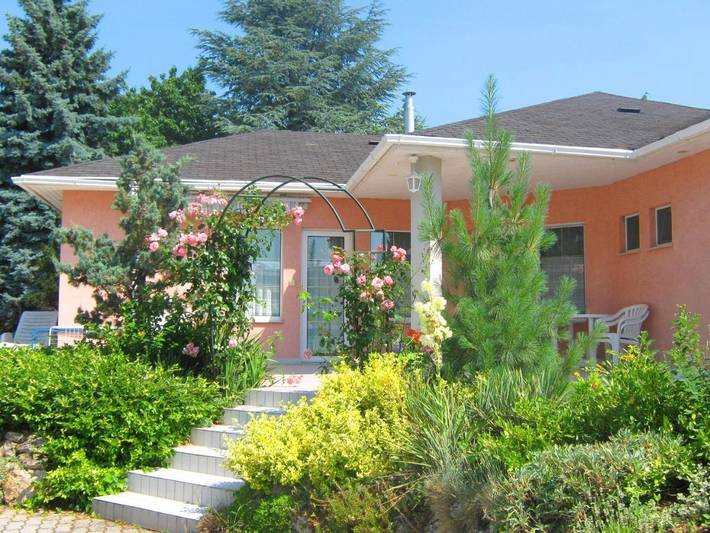 Ferienwohnung für 6 Personen, mit Terrasse und Garten sowie Kinderpool und Pool in Vonyarcvashegy