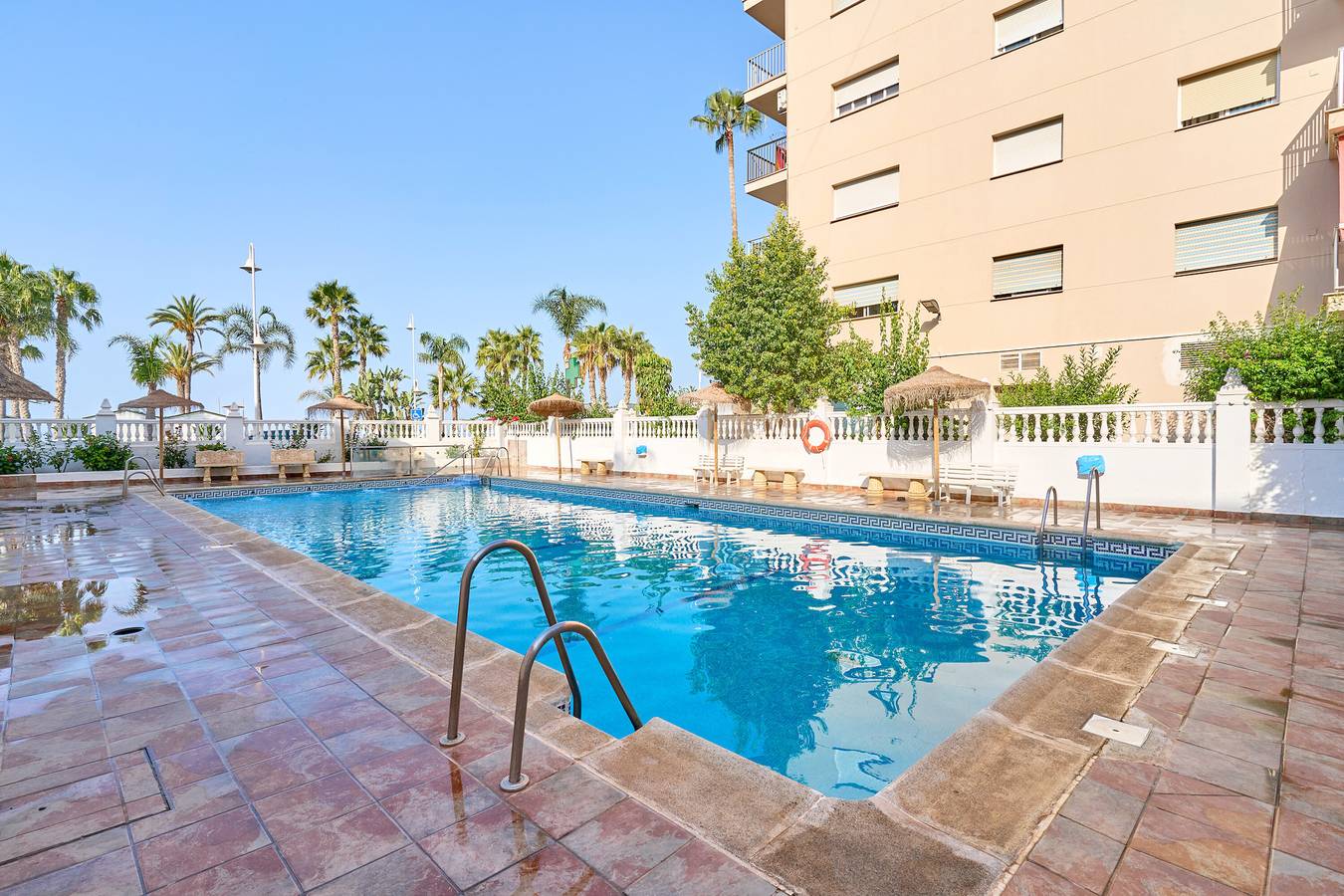 Apartamento entero, Apartamento 'Aurora Mar Del Sol' con vistas al mar, piscina compartida y Wi-Fi in Playa San Cristobal, Almuñecar