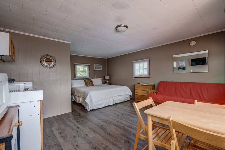 Log cabin for 4 people, with yard and pool in Lake Winnipesaukee
