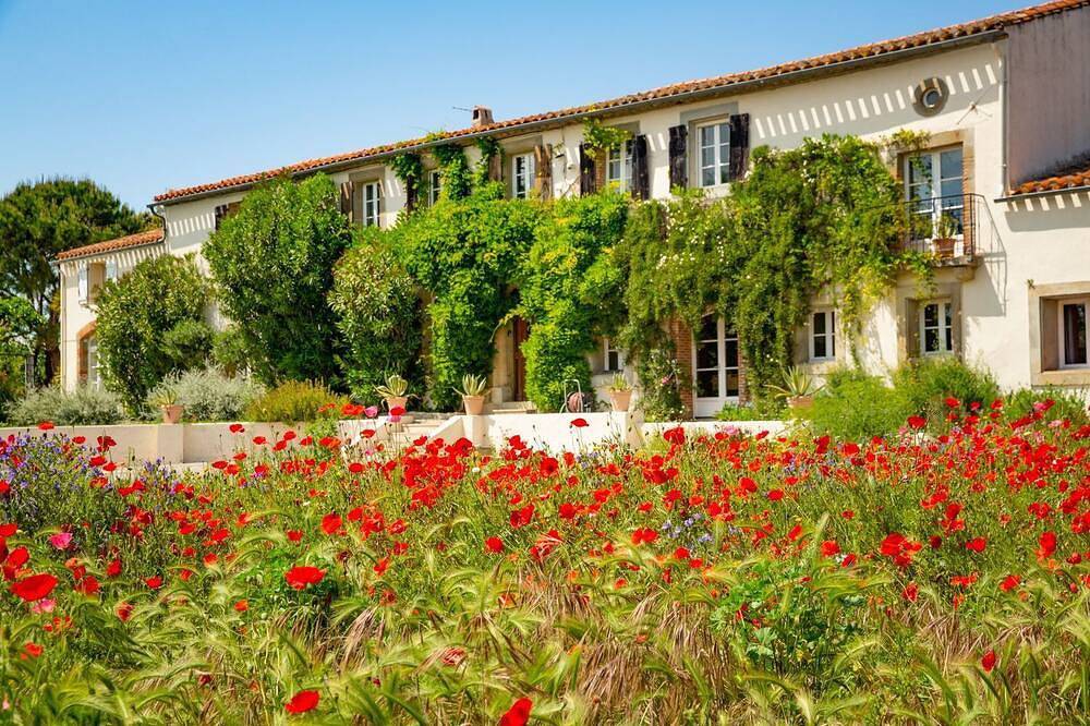 Domaine Des Pavots - Five Bedroom Villa, Sleeps 10 in Montréal (Aude), Carcassonne region